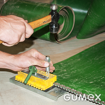 Verbinden der Fördergurte mit mechanischen Klammern bei GUMEX